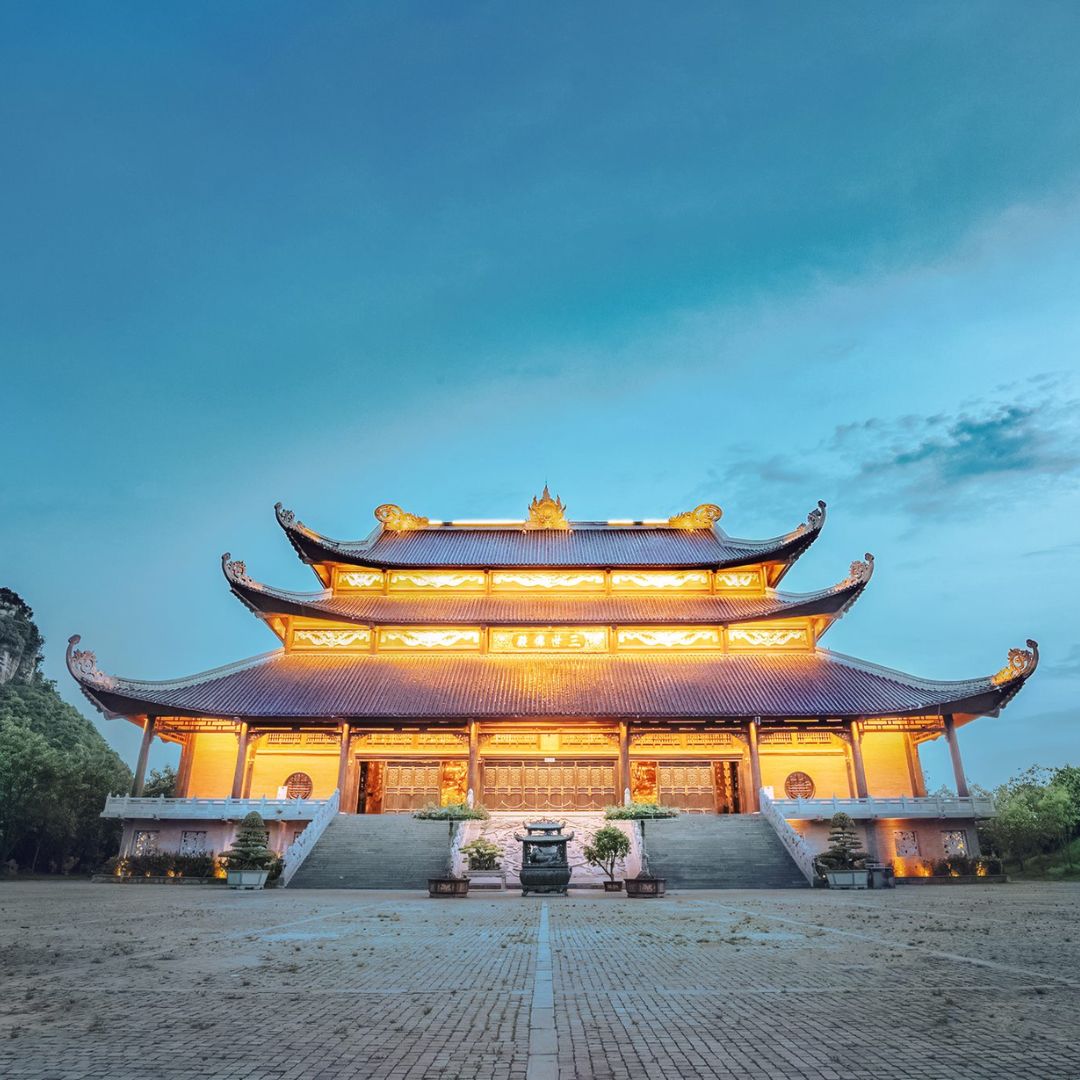 Bai Dinh Pagoda at night